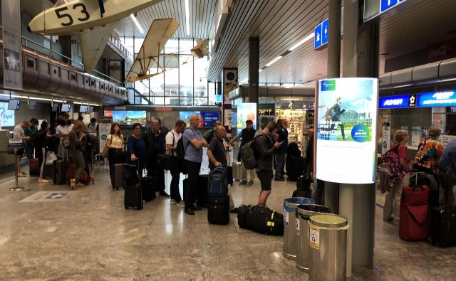 Potniki so na Brniku morali iskati nadomestne lete. Foto Aljaž Vrabec