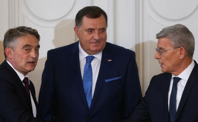 Tričlansko predsedstvo Bosne in Hercegovine sestavljajo Željko Komšić, Milorad Dodik in Šefik Džaferović. Od njihove izvolitve novembra lani se v BiH ni veliko premaknilo. Foto Reuters