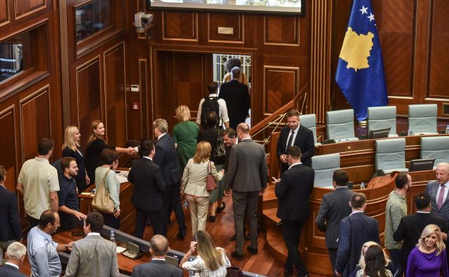 Kosovski poslanci so izglasovali razpustitev skupščine in odprli pot predčasnim volitvam. FOTO: Stringer/AFP