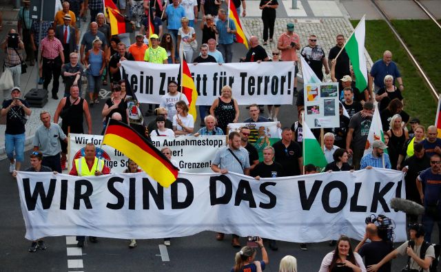 Ob prvi obletnici tragičnega dogodka je gibanje Za Chemnitz pripravilo proteste, na katerih se je zbralo manj ljudi, kot je bilo napovedano. Foto Reuters