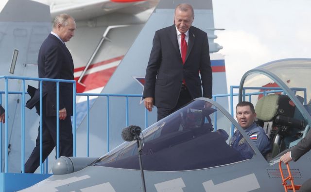 Putin in Erdoğan naj bi se pogovarjala tudi o turškem nakupu ruskih vojaških letal. Foto: Maxim Shipenkov/Afp