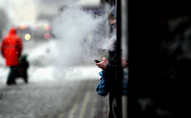 Elektronske cigarete niso dokazano učinkovit način pomoči pri opuščanju kajenja, poudarjajo na NIJZ. Foto Roman Šipić