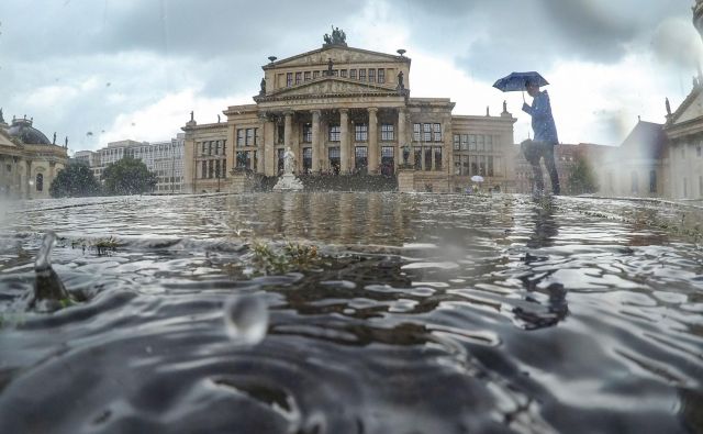 Nad nemškim gospodarstvom je vse več temnih oblakov, po industriji so zdaj v težavah še ponudniki storitev, ugotavlja berlinski inštitut DIW. AFP