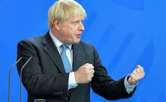 Britanski premier Boris Johnson je v bitki s kvadraturo kroga glede irskega varovala. FOTO: Tobias Schwarz/AFP