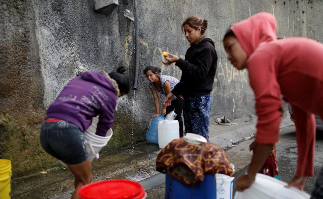 Hudo ekonomsko in humanitarno krizo v Venezueli otežuje tudi kolaps javnih storitev, kot je preskrba z vodo. Foto: Reuters