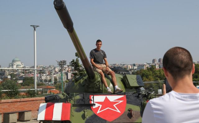 Sociolog Dražen Lalić je tank pred stadionom Crvene zvezde označil za sramotno slavljenje poraza in »grobo zlorabo športa v ekstremistične in in militantne namene«. Foto Reuters