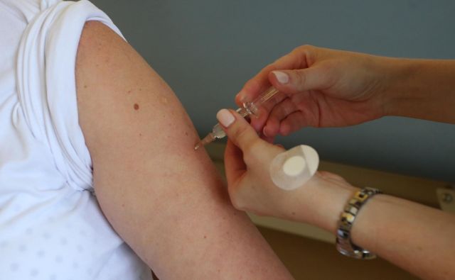 Cepljenje proti ošpicam je učinkovita zaščita proti nevarnemu virusu, a se ga številni še vedno izogibajo. Foto Tadej Regent/Delo