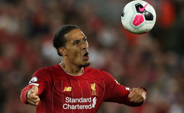 Virgil van Dijk je osvojil ligo prvakov z Liverpoolom in postal najboljši igralec minule sezone. FOTO: Reuters