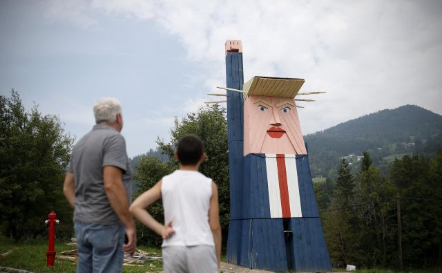 Jože in Jaro sta se ob tej nenavadni skulpturi dobro zabavala. FOTO: Blaž Samec