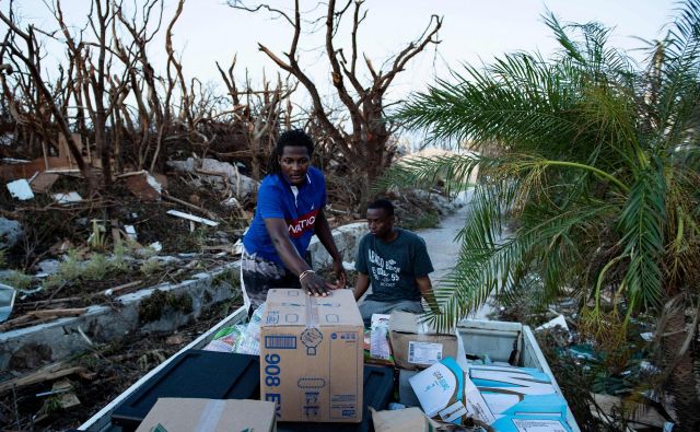 Prostovoljci organizacije World Central Kitchen prevažajo hrano do preživelih v mestu Marsh Harbor na otoku Great Abaco. FOTO: AFP