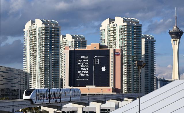 Apple rad izziva konkurenco. FOTO: AFP