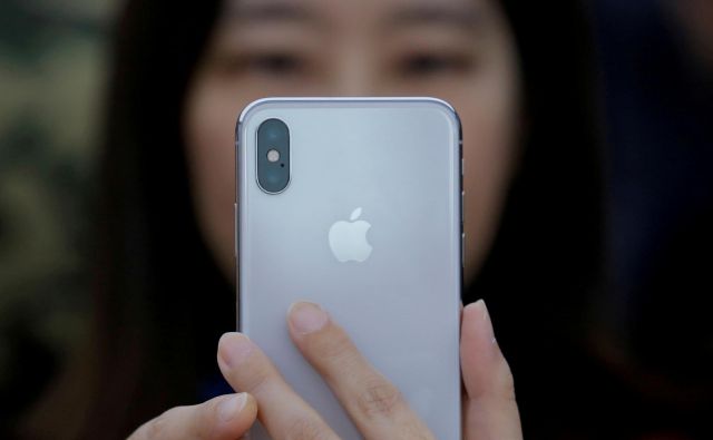 Googlova ekipa je Apple o ranljivostih obvestila že 1. februarja letošnjega leta, šest dni kasneje so pri Applu izdali popravke. FOTO:Thomas Peter/Reuters