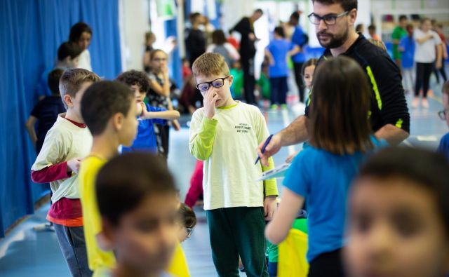 Osnovna naloga učencev je, da sodelujejo pri pouku, naloga šole pa, da vzpostavi varno šolsko okolje, poudarjajo na šolskem ministrstvu. FOTO: Jure Eržen/Delo