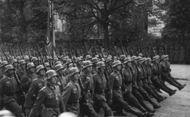 Septembra 1939 so nemški vojaki vkorakali v Varšavo. FOTO: Reuters