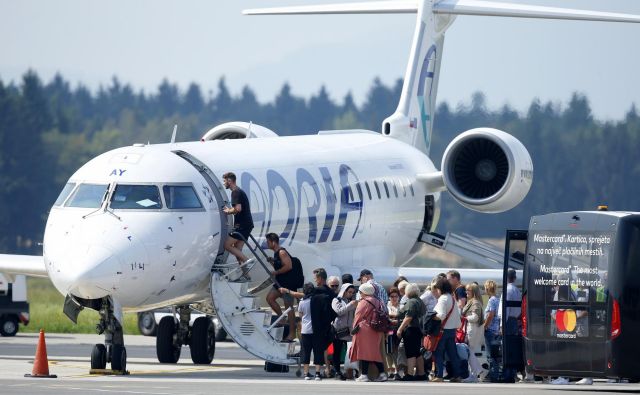 Adria je v preteklih mesecih združevala številne lete, kar je povzročilo številne zaplete in kaos. FOTO: Tadej Regent