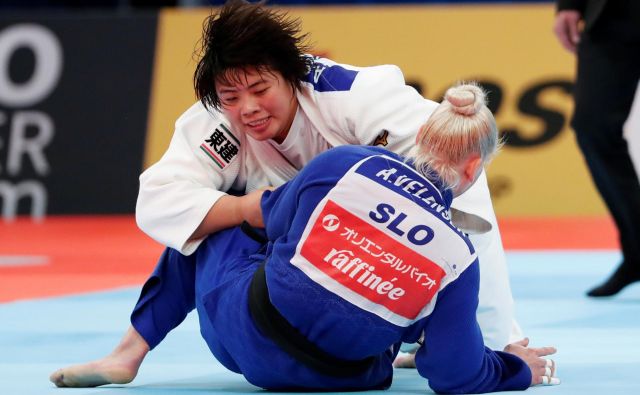 Ana Velenšek (v modrem kimonu) je nastope na svetovnem prvenstvu v Tokiu sklenila v osmini finala. Po hudem boju je v podaljšku na zlato točko izgubila z Japonko Akiro Sone, ki se je pozneje ovenčala z naslovom svetovne prvakinje. FOTO: Reuters