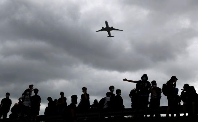 Nekaj protestnikom se je kljub varnostnim pregledom uspelo prikrasti v glavni terminal, a jih je policija odstranila. FOTO: Kai Pfaffenbach/Reuters