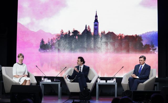 Kersti Kaljulaid, predsednica Estonije, Ali Aslan, voditelj in novinar, in Borut Pahor, predsednik Republike Slovenije na Strateškem forumu na Bledu. FOTO: Uroš Hočevar/Delo