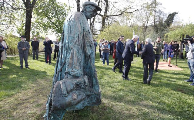 Ne nazadnje pa Pahorjev opus lahko odlično medpredmetno povežemo z zgodovino, in sicer z obdobjem fašizma, ko je bilo v šolah in javnosti Slovencem prepovedano govoriti, delovati in se šolati v maternem jeziku, in gre torej za kolektivni spomin vsaj tretjine slovenskega naroda. FOTO: Leon Vidic/Delo