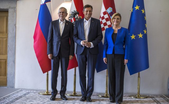 Avstrijski predsednik Alexander van der Bellen, slovenski predsednik Borut Pahor in hrvaška predsednica Kolinda Grabar Kitarović na lanskem srečanju v Goriških brdih. FOTO: Voranc Vogel/Delo