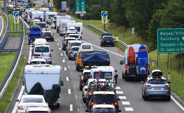 Promet bo največja težava Slovenije zaradi emisij, a tudi zaradi porabe nafte. FOTO: Tomi Lombar/Delo