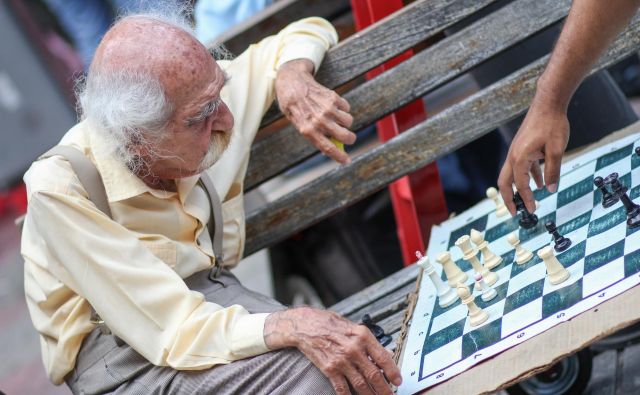 Dokler ne bomo iznašli učinovitega zdravila, lahko proti alzheimerjevi bolezni veliko naredimo sami z redno telesno in umsko dejavnostjo vse do poznih let. Foto Shutterstock