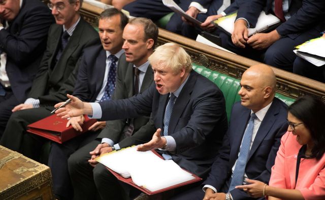 Boris Johnson med današnjim odgovarjanjem na vprašanja britanskih poslancev. Foto Afp