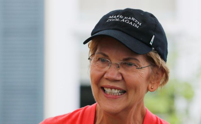 Senatorka Elizabeth Warren je ob morebitni izvolitvi napovedala obračun­ z jedrsko energijo. Napis na njeni kapi (»Naredimo Zemljo spet hladno«) je nastal po analogiji s spornim sloganom Trumpove predsed­niške kampanje. Foto Reuters