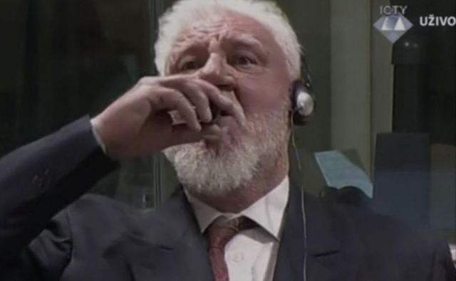 General Slobodan Praljak je med izrekom sodbe v haaški razpravni dvorani vzkliknil, da ni kriv in izpil strup. FOTO: Icty