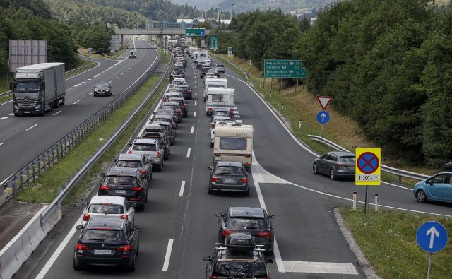 Včeraj so se na območju delovne zapore na gorenjski avtocesti zgodile tri prometne nesreče, zaradi katerih je nastal daljši zastoj. FOTO: Blaž Samec/Delo