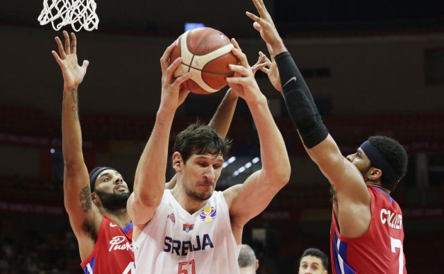 Boban Marjanović se je uspešno otepal precej nižjih Portoričanov. FOTO: Reuters