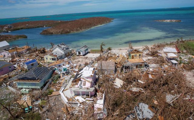 Evropska unija je danes sporočila, da bo Bahamom namenila 500.000 evrov nujne humanitarne pomoči za podporo prebivalstvu na območjih, ki jih je prizadel orkan. FOTO: AFP