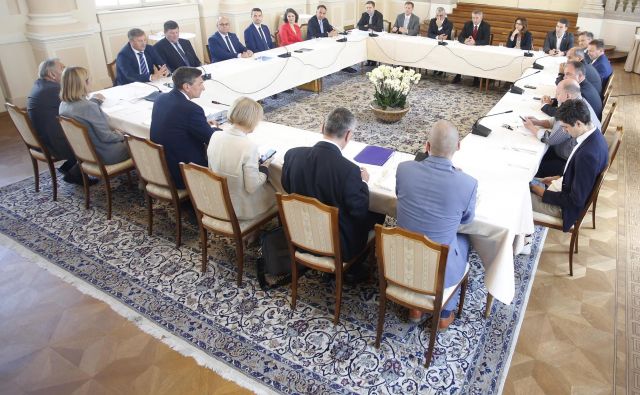 Predsedniki parlamentarnih strank in vodje poslanskih skupin so se na zadnjem srečanju dogovorili, da bo predlog sprememb volilne zakonodaje vložen s poslanskimi podpisi. FOTO: Roman Šipić/Delo