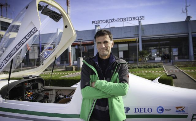 Matevž Lenarčič je že trikrat obletel svet. FOTO: Jože Suhadolnik/Delo