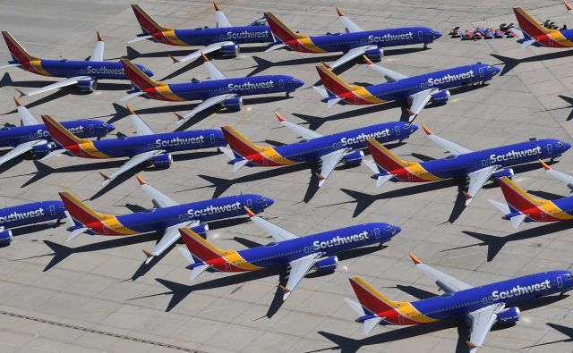 Boeingi 737 max do nadaljnjega ostajajo na tleh. FOTO: Mark Ralston/ AFP