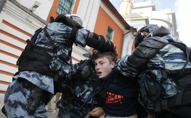 Pretirano policijsko nasilje nad protestniki je dalo težo nevplivnim ­moskovskim oblastem. FOTO: Reuters