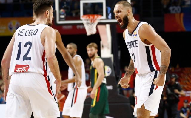Francoza Evan Fournier (desno) in Nando De Colo sta Litovcem zaprla vrata do četrtfinala. FOTO: Reuters