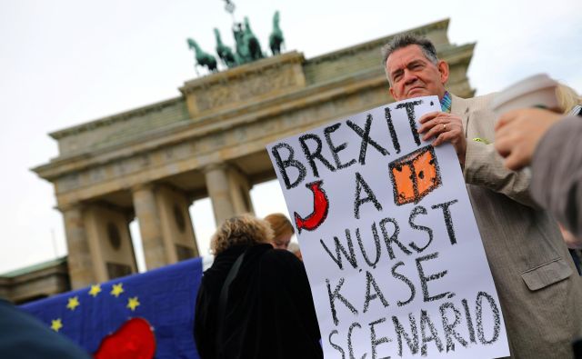 Britanski parlament je ta teden sprejel zakonu za preprečitev brexita brez dogovora. FOTO: Hannibal Hanschke/Reuters
