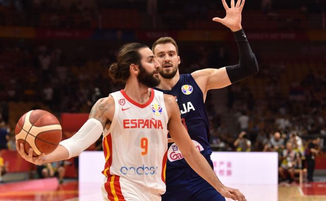 Ricky Rubio (z žogo) in soigralci so ugnali še Srbijo in ostali neporaženi na SP. FOTO: AFP