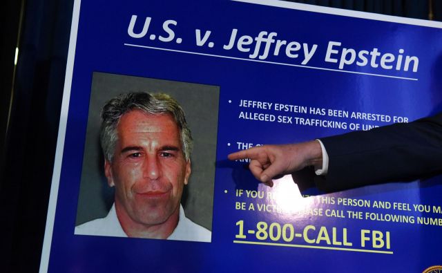 Sodišče je več sto strani sodnih dokumentov iz primera Jeffrey Epstein odpečatilo 9. avgusta, dan zatem so ga v celici odkrili mrtvega. FOTO: Stephanie Keith/AFP