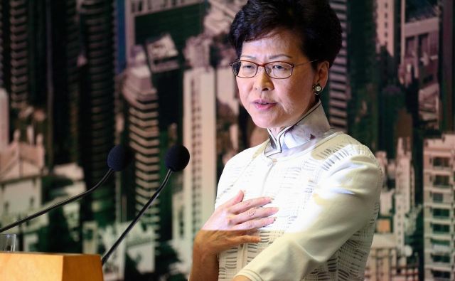 Carrie Lam ima močno podporo Pekinga in tudi hongkonškega kapitala. FOTO: Reuters