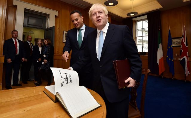 Današnji obisk Borisa Johnsona pri irskem kolegu Leu Varadkarju je minil zgledno, a brez preboja pri ključnih vprašanjih, povezanih z brexitom. Foto AFP