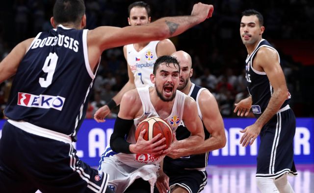 Tomaš Satoransky (z žogo) in soigralci sodijo med prijetna presenečenja na SP. FOTO: Reuters