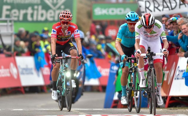 Tadej Pogačar (v belem), Miguel Angel Lopez in Primož Roglič (v rdeči majici) so imeli med favoriti največ moči na vzponu na Alto de la Cubilla. FOTO: AFP
