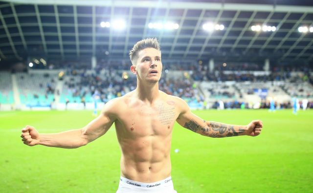 Benjamin Verbič se ni zmenil za prejeti rumeni karton po doseženem golu za končnih 3:2. FOTO: Tomi Lombar