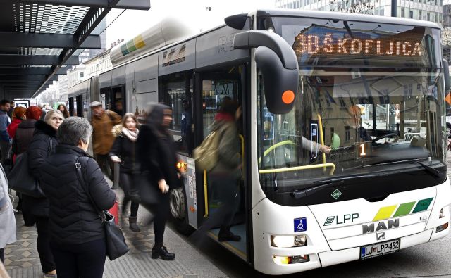 Med konci tedna je na mestnih avtobusih kar 90 odstotkov manj potnikov kot med tednom. FOTO: Blaž� Samec/Delo