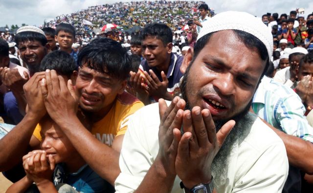 Množična molitev pobeglih beguncev Rohingja v Bangladešu na drugo obletnico izgona. FOTO: Rafiquar Rahman/Reuters