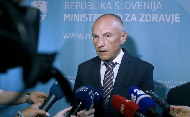 V včerajšnjih <em>Odmevih</em> je minister za zdravje Šabeder že napovedal, da bo treba pravilnik dopolniti in smiselno preoblikovati pravila. FOTO: Blaž Samec/Delo