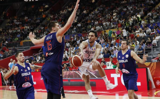 Facundo Campazzo je proti veliko višjim Srbom zadeval, podajal in skakal. FOTO: Reuters