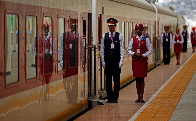 Delovanje prve elektrificirane železnice v Afriki, ki povezuje Džibuti z Adis Abebo, je dve leti po tem, ko je po njej zapeljal prvi vlak, negotovo. FOTO: Reuters